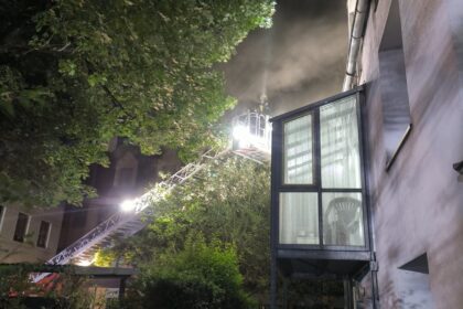 Küchenbrand im Doktorgäßchen: Feuerwehr verhindert Ausbreitung auf weitere Wohnungen