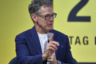 Bayer-CEO Anderson mischt sich in Streit um Leverkusener Nachwuchs-Camp ein