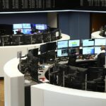 Dax wandert zum Mittag ins Plus – Infineon unter Druck