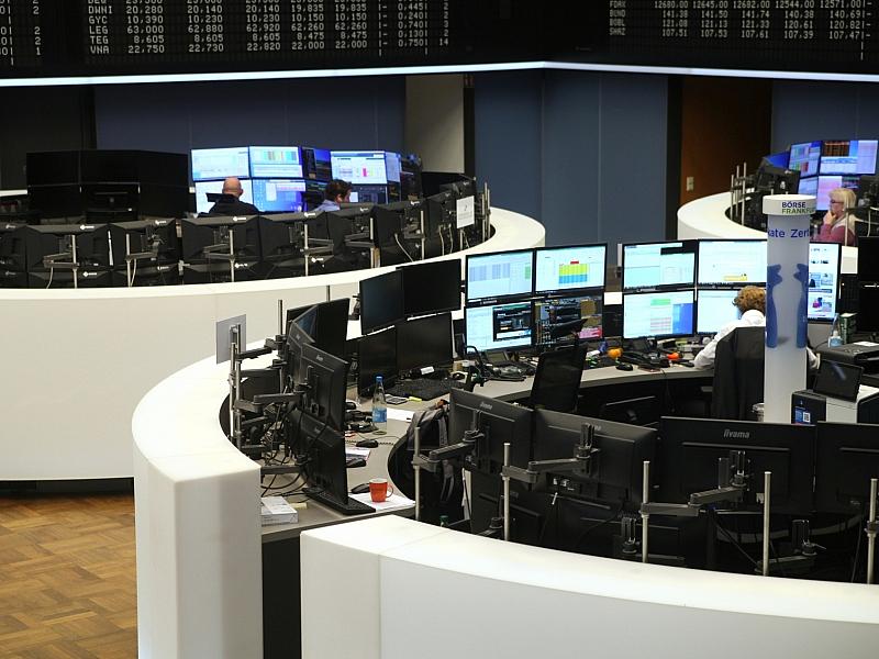 Dax wandert zum Mittag ins Plus – Infineon unter Druck