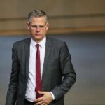 De Vries warnt nach Brandanschlag auf sein Auto vor Linksextremen