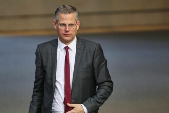 De Vries warnt nach Brandanschlag auf sein Auto vor Linksextremen