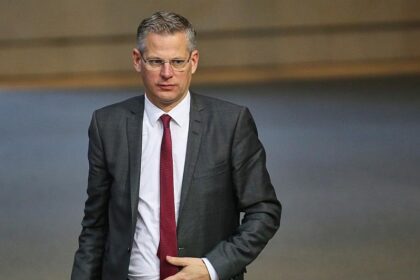 De Vries warnt nach Brandanschlag auf sein Auto vor Linksextremen