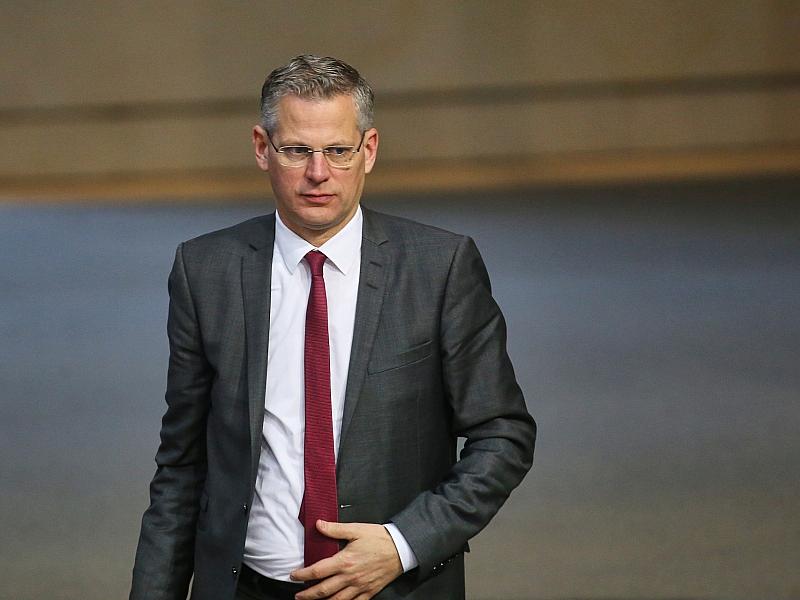 De Vries warnt nach Brandanschlag auf sein Auto vor Linksextremen