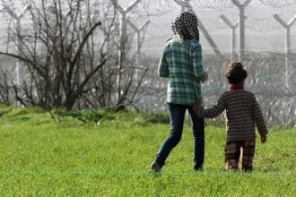 EU-Kommissar verspricht “faire” Bedingungen in Asylzentren