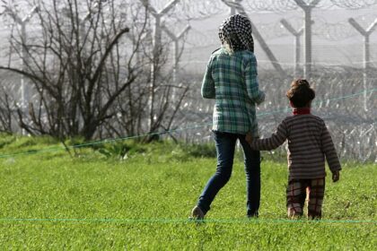 EU-Kommissar verspricht “faire” Bedingungen in Asylzentren