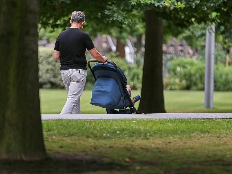 Familienministerin hält Senkung der Elterngeld-Monate für denkbar