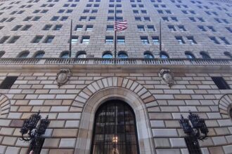 Fed lässt auch unter neuem Notenbankchef Leitzins unverändert
