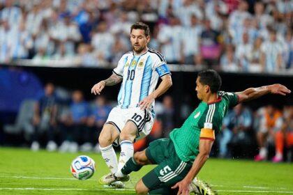 Fußball-WM: Argentinien dominiert Algerien dank Messis Dreierpack