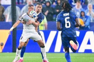 Fußball-WM: Frankreich besiegt Irak in historischer Regenschlacht