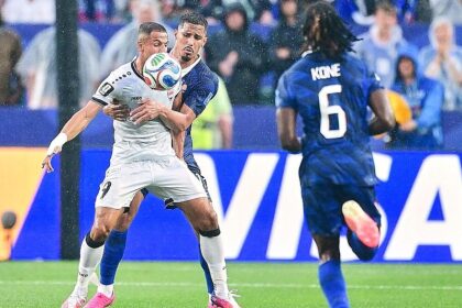 Fußball-WM: Frankreich besiegt Irak in historischer Regenschlacht