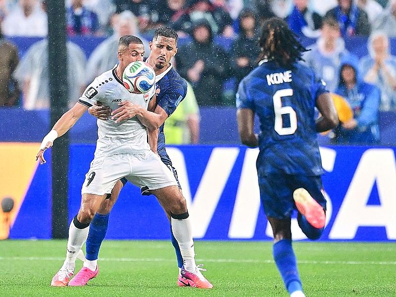 Fußball-WM: Frankreich besiegt Irak in historischer Regenschlacht