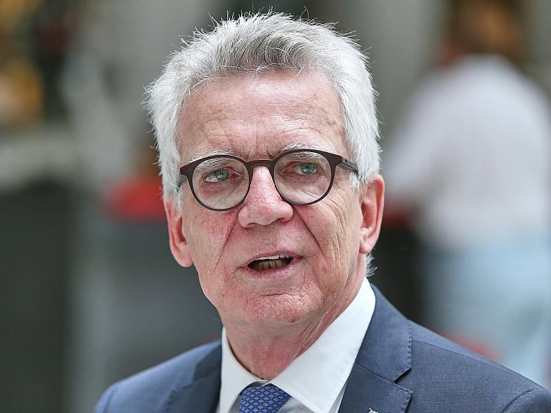 Gabriel und de Maizière kritisieren Regierungsstil
