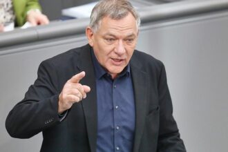 Gesundheitsreform: Van Aken wirft Warken “Sozialraub” vor