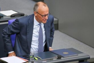 Ipsos: Grüne weiter vor SPD, Zufriedenheit mit Kanzler Merz sinkt