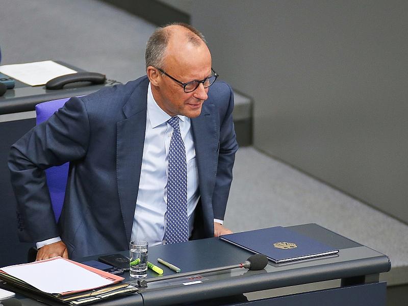 Ipsos: Grüne weiter vor SPD, Zufriedenheit mit Kanzler Merz sinkt