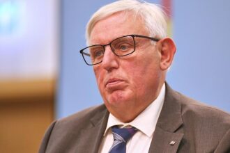 Laumann begrüßt Pflegereform – Kritik an Aussetzung von Tariftreue