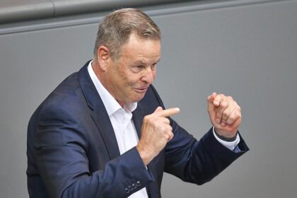 Linke wirft Merz nach WM-Post Realitätsverlust vor