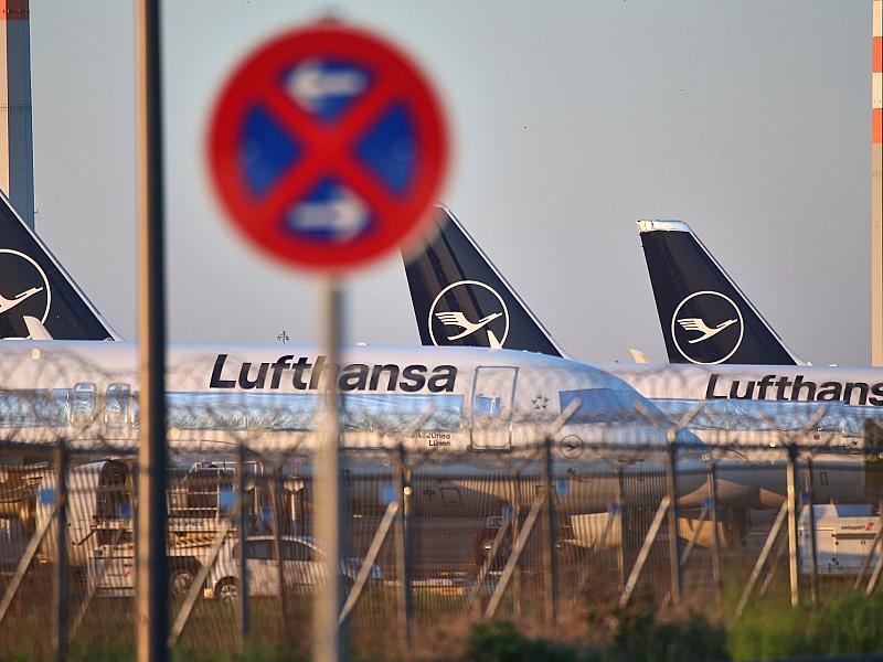 Lufthansa-Maschine fällt am Frankfurter Flughafen auf die Nase