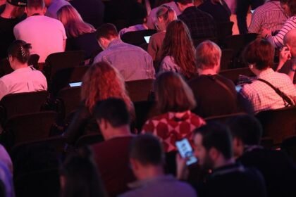 Mehrheit fordert mehr Schutz für Jugendliche im Netz