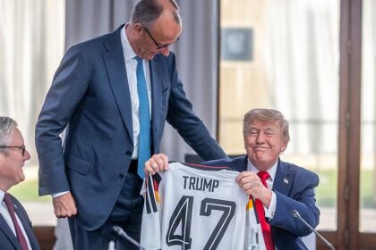 Merz schenkt Trump Deutschlandtrikot