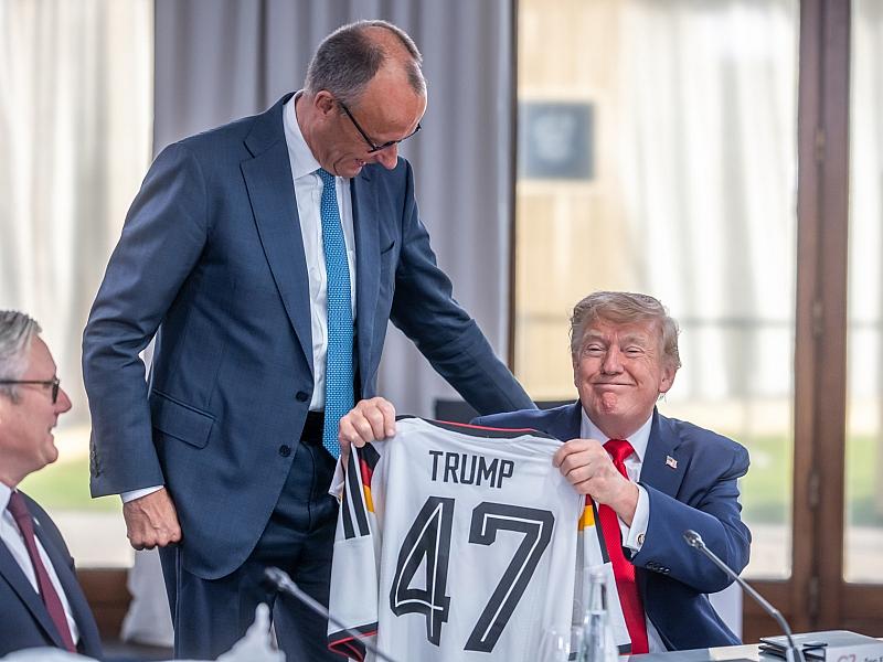 Merz schenkt Trump Deutschlandtrikot