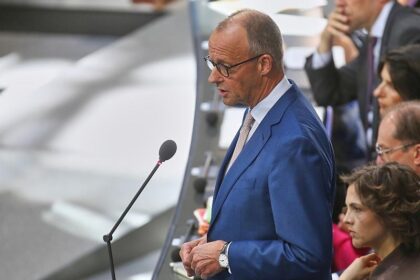 Merz wirbt im Bundestag für Rentenreform
