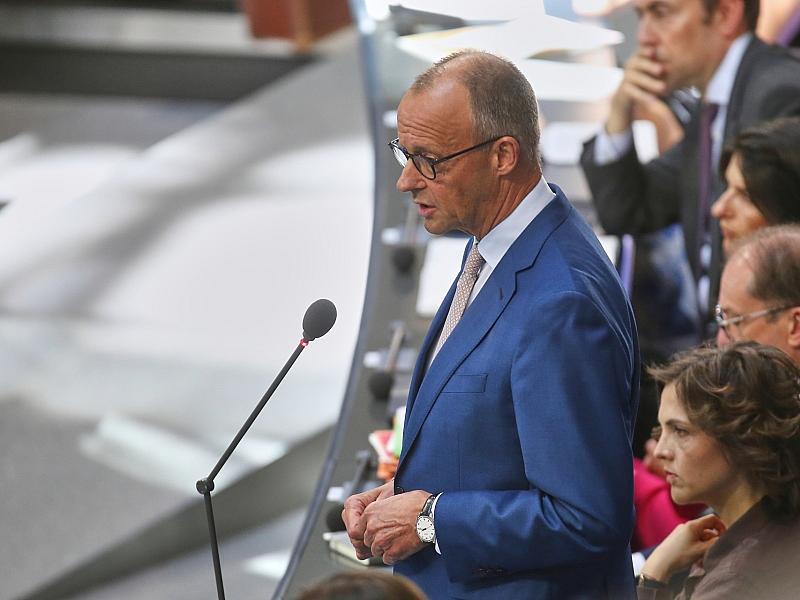Merz wirbt im Bundestag für Rentenreform