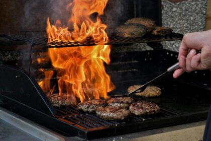Sicher grillen und Fußball schauen – Erste Hilfe bei Grillunfällen und Verbrennungen