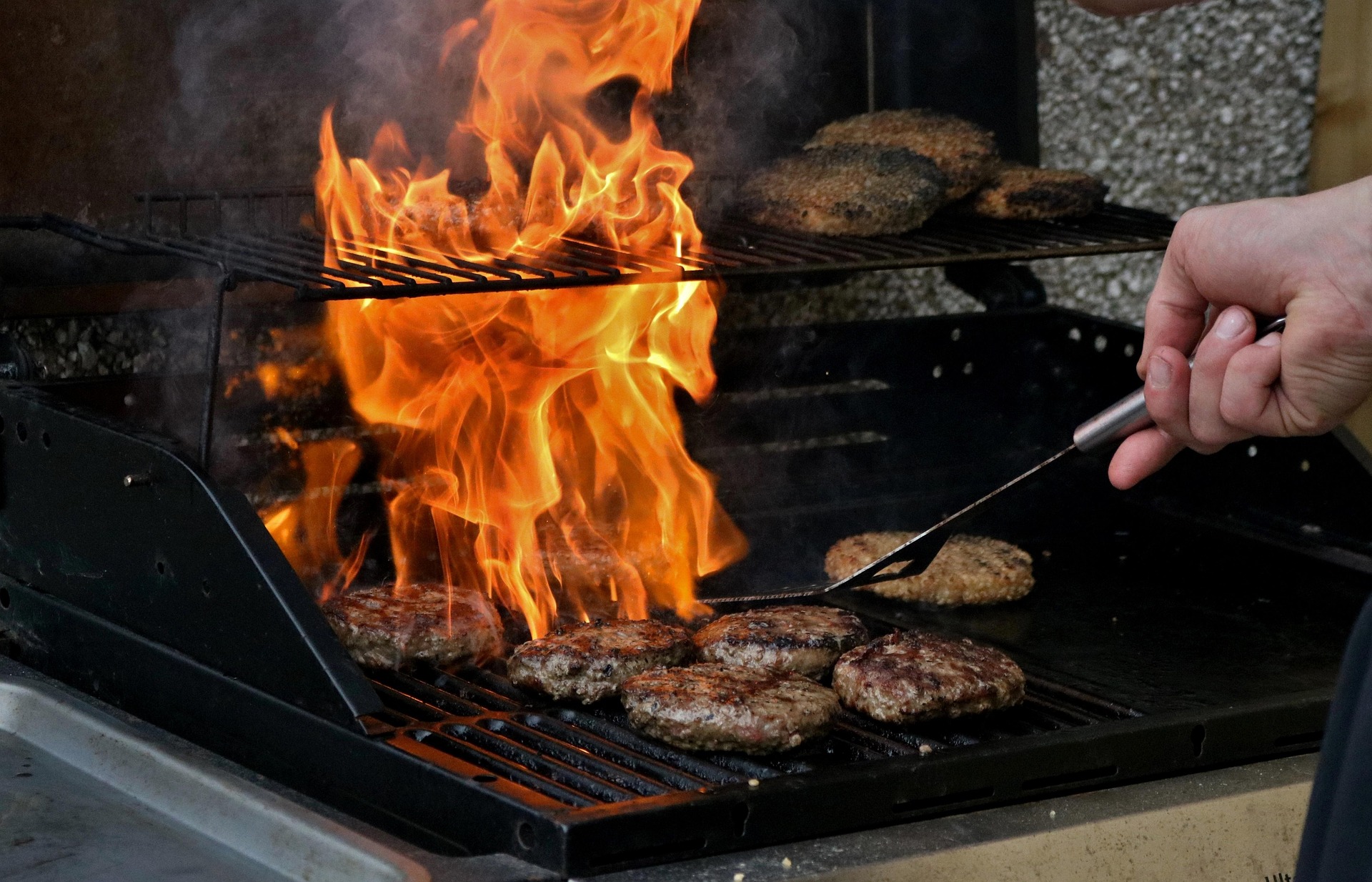 Sicher grillen und Fußball schauen – Erste Hilfe bei Grillunfällen und Verbrennungen