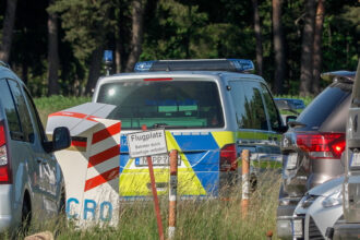 Greding | Segelflugzeug zerschellt neben Startbahn – Pilot stirbt bei Absturz