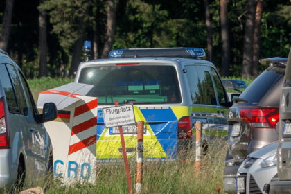 Greding | Segelflugzeug zerschellt neben Startbahn – Pilot stirbt bei Absturz