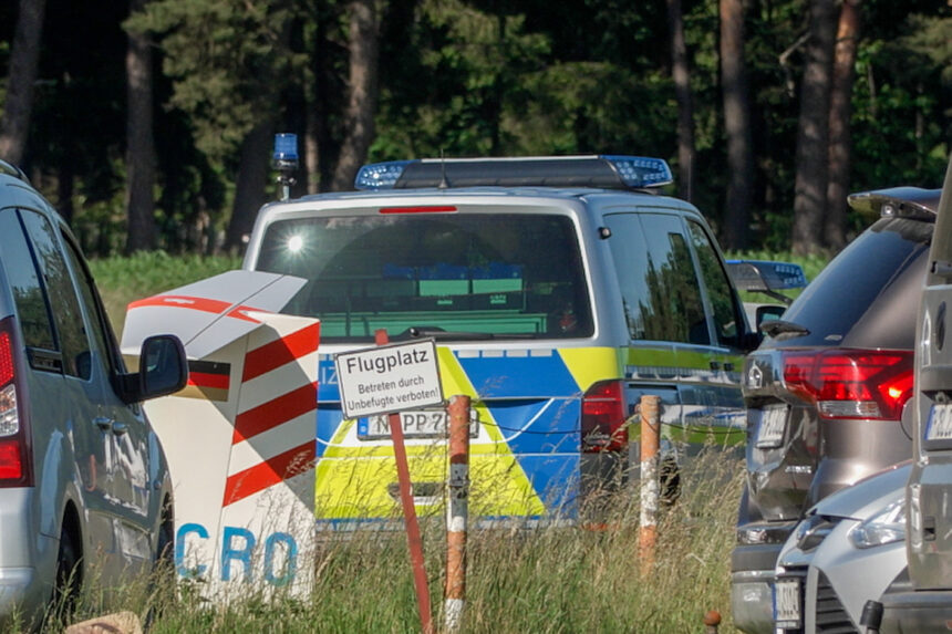 Greding | Segelflugzeug zerschellt neben Startbahn – Pilot stirbt bei Absturz