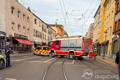 Polizeieinsatz in Augsburg: Mann versucht sich mit Kleinkind vom Dach zu stürzen – Ermittlungen wegen versuchten Tötungsdelikts eingeleitet