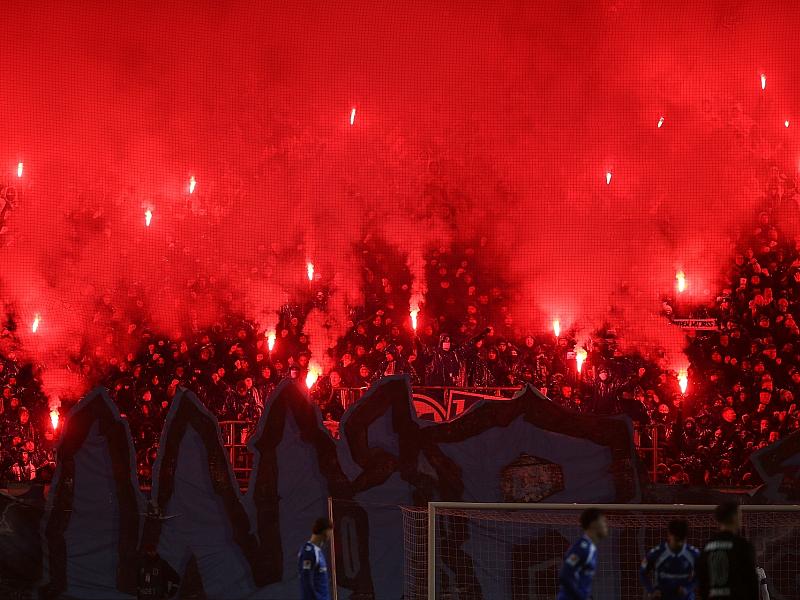 Reul kritisiert Fußballvereine für Umgang mit Stadion-Tätern