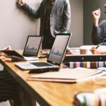Stilvoll und professionell durch heiße Sommertage im Büro
