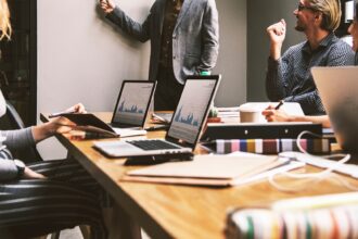Stilvoll und professionell durch heiße Sommertage im Büro