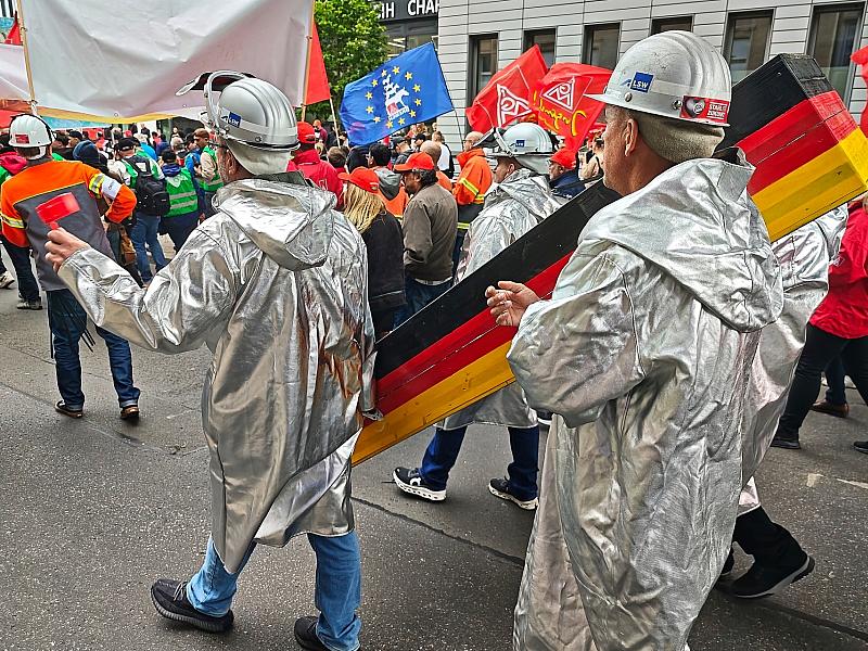 Rund Tausend Teilnehmer bei Stahldemo in Berlin