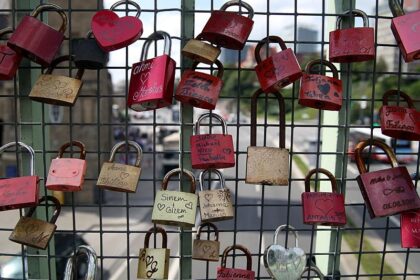Standortfreigabe in Beziehungen: Jeder Siebte teilt dauerhaft