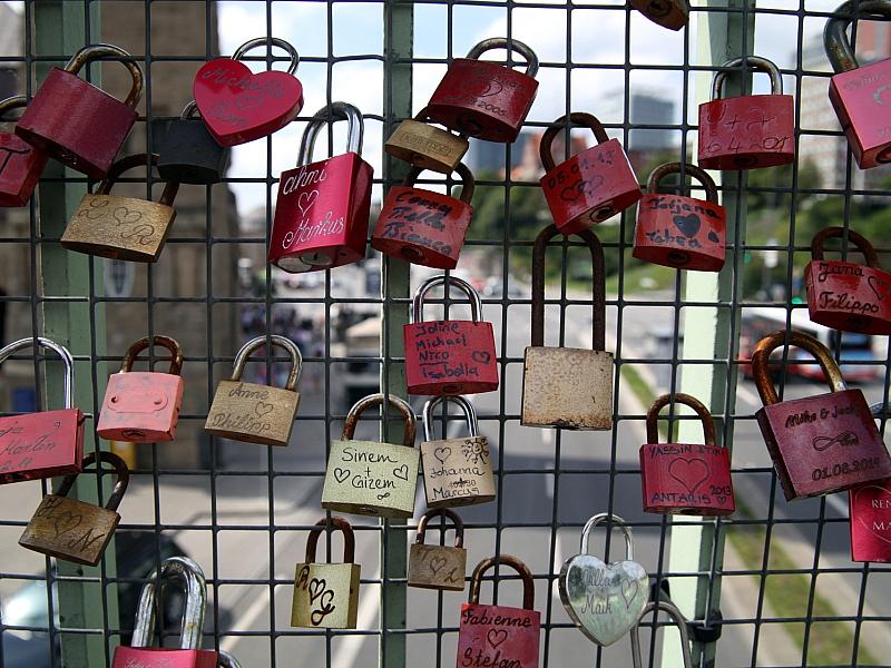 Standortfreigabe in Beziehungen: Jeder Siebte teilt dauerhaft