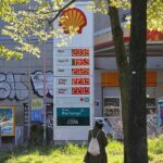 Stegner fürchtet Benzin-Rationierungen bei anhaltenden Kriegen