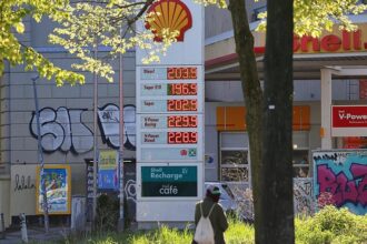 Stegner fürchtet Benzin-Rationierungen bei anhaltenden Kriegen