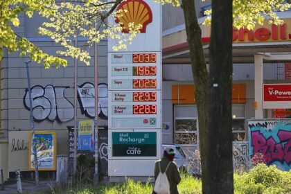 Stegner fürchtet Benzin-Rationierungen bei anhaltenden Kriegen