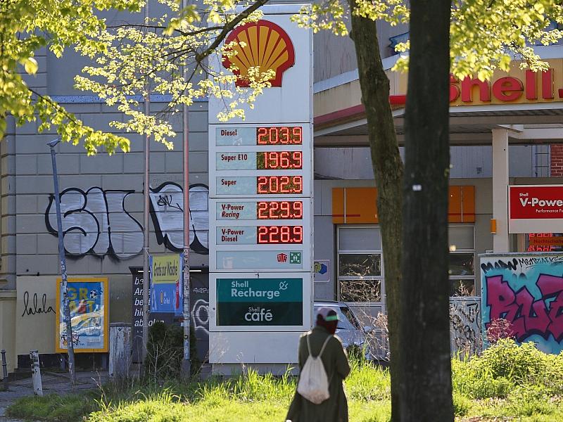 Stegner fürchtet Benzin-Rationierungen bei anhaltenden Kriegen