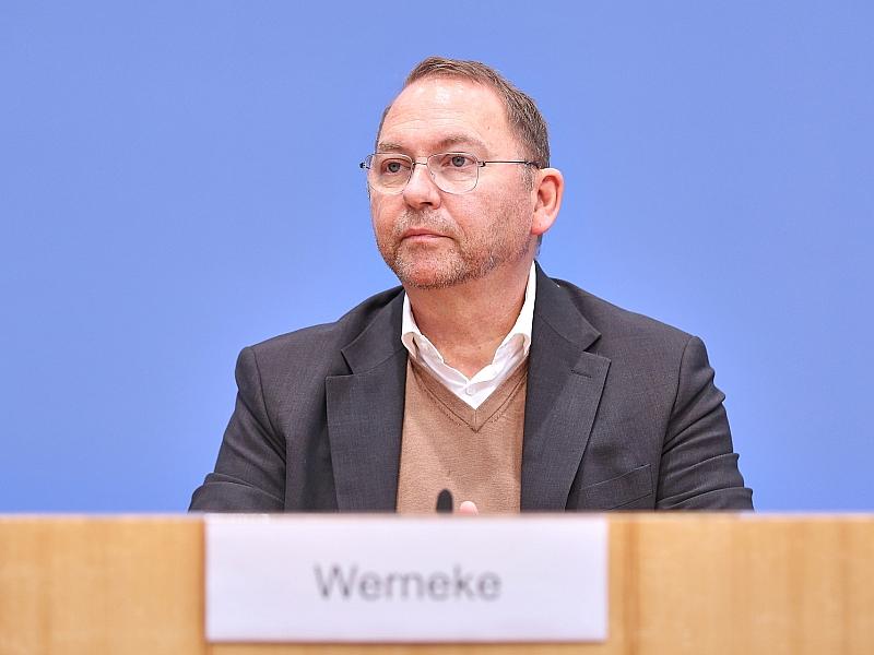 Verdi-Chef Werneke fordert Stabilisierung des Rentenniveaus