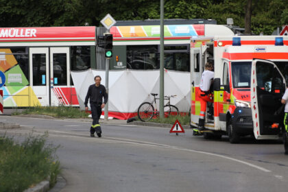 Schwerer Unfall zwischen Radfahrer und Straßenbahn in Augsburg-Haunstetten
