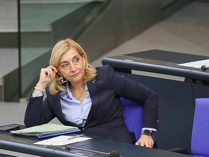 Warken verteidigt Sparvorschläge für Pflegeversicherung