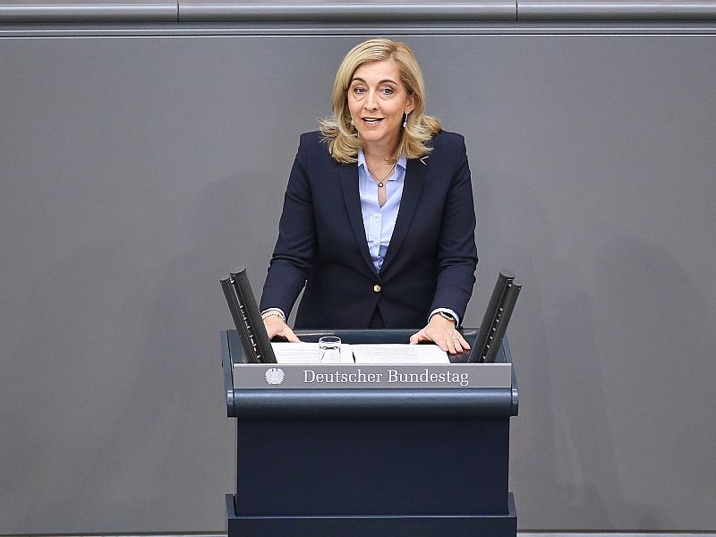Warken will Sozialbeiträge langfristig senken