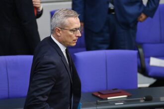 Wildberger verteidigt KI-Einsatz bei Reden