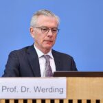 Wirtschaftsweiser warnt vor hohen Pflegekosten für Kinder